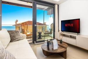 TV a/nebo společenská místnost v ubytování Joli appartement rénové - Lumineux - Vue mer - CQ