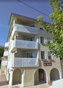 Το κτήριο όπου στεγάζεται  το διαμέρισμα +2 φωτογραφίες