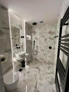 Surčin Grape Vine Apartments的一间浴室