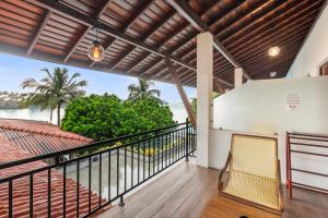 ベントータにあるHotel Nilwalaの海が見えるバルコニー