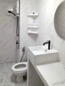 Ένα μπάνιο στο Impact Arena Condo 2Rooms C3 by GoodRoom24