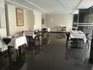 Restoran või mõni muu söögikoht majutusasutuses Hotel Jedda douhi el ouassini