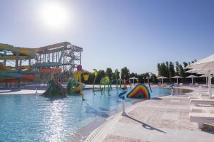 SIRENA BEACH RESORT & SPA内部或周边的泳池