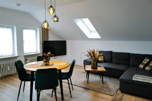 エルディングにあるCozy Apartment near Therme Erdingの黒いソファとテーブルのあるリビングルーム