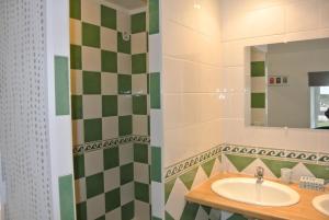 een badkamer met een wastafel en een spiegel bij La Fresnée chambres d'hôtes in Mosles +40 foto's