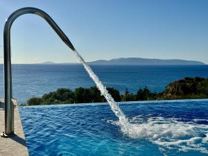 Bazén v ubytování Villa Kalypso Infinity Pool Villa nebo v jeho okolí