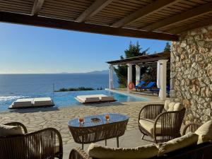 Bazén v ubytovaní Villa Kalypso Infinity Pool Villa alebo v jeho blízkosti
