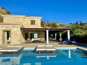 Bazén v ubytování Villa Kalypso Infinity Pool Villa nebo v jeho okolí
