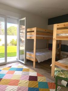 ein Schlafzimmer mit zwei Etagenbetten und einem Fenster in der Unterkunft La Casa de la Sierra de Madrid in Hoyo de Manzanares
