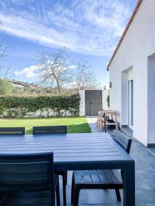 einen blauen Tisch und Stühle auf einer Terrasse in der Unterkunft La Casa de la Sierra de Madrid in Hoyo de Manzanares + 35 Fotos