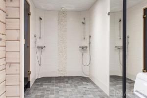 Kylpyhuone majoituspaikassa Kustavin Lootholma