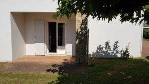 a white house with a door and a tree at Superbe Logement à 200 m de la Plage ! T4 Coquillages in Saint-Pierre-dʼOléron