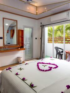 Postel nebo postele na pokoji v ubytování SWIMS Maldives