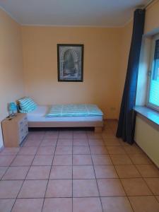Ένα ή περισσότερα κρεβάτια σε δωμάτιο στο Monteurwohnung Niederhausen
