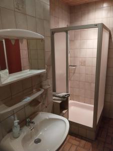 Ένα μπάνιο στο Monteurwohnung Niederhausen +9 φωτογραφίες