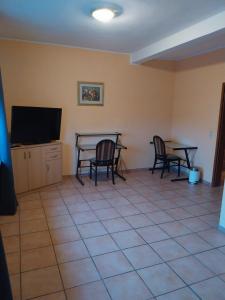 Μια τηλεόραση ή/και κέντρο ψυχαγωγίας στο Monteurwohnung Niederhausen