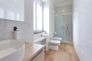 un bagno bianco con wc e doccia di Dolce Vita Guest House a Torre del Greco