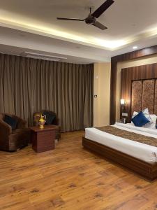 Rúm í herbergi á Hotel Zoon Dabb Srinagar airport kashmir