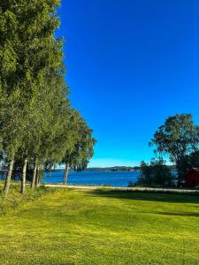 Φωτογραφία από το άλμπουμ του Charming Lakeside Villa σε Nora