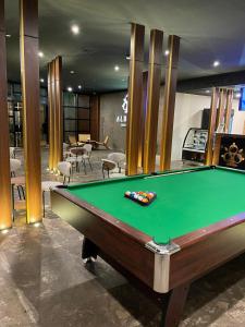 Biliár nebo kulečník v ubytování Khabti Grand Hotel