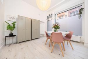 a room with a table and chairs and lockers at Great 2-room apartment in Mitte in Berlin