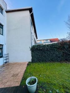 韦德尔Altstadt-Charme bei Hamburg mit Garten & Grill的一座院子,在建筑物旁边的一个锅里放着植物