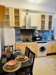 韦德尔Altstadt-Charme bei Hamburg mit Garten & Grill的厨房配有带盘子的桌子