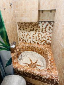 韦德尔Altstadt-Charme bei Hamburg mit Garten & Grill的浴室设有瓷砖卫生间,上面有螃蟹 更多22张照片