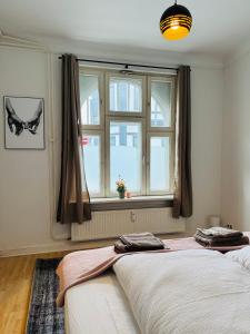 韦德尔Altstadt-Charme bei Hamburg mit Garten & Grill的一间卧室，里面有一张床和一扇窗户。