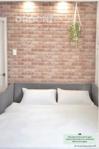 Ένα ή περισσότερα κρεβάτια σε δωμάτιο στο Rocca 1 Bedroom Boutique Suite w Balcony Mesaverte Residences