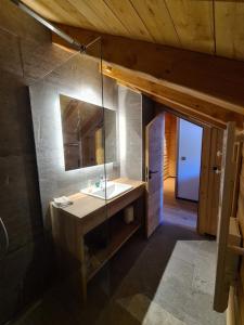 Ένα μπάνιο στο Chalet neuf Eterlou 130 m carrés 5 chambres 10 couchages à Serre Chevalier +35 φωτογραφίες