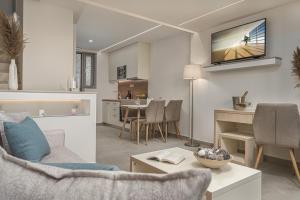 un salon avec un canapé et une table dans l'établissement Lente vivus suites, à Marathias