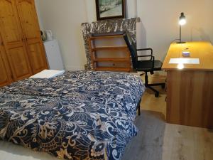 ein Schlafzimmer mit einem Bett und einem Schreibtisch in der Unterkunft Bloemetje in Asse
