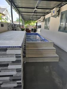 Postel nebo postele na pokoji v ubytování anas MJ homestay private pool