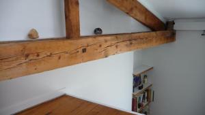 巴黎Votre suite entre Belleville et Canal的墙上设有木梁的房间