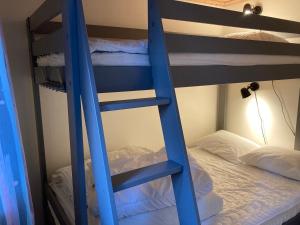 Rúm í herbergi á Lillhuset Movägen 8