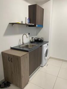 Kuchyň nebo kuchyňský kout v ubytování Edumetro apartment,subang jaya by Fieza