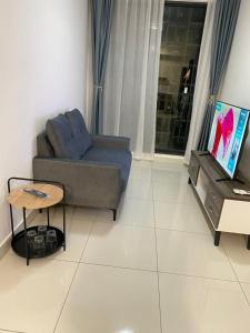 TV a/nebo společenská místnost v ubytování Edumetro apartment,subang jaya by Fieza + 8 fotografií