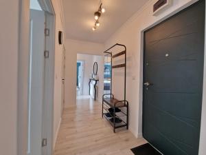 un pasillo con una puerta verde y una escalera en Elite Apartment Onesti, en Onești