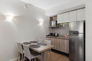 A cozinha ou cozinha compacta de Staybridge Suites São Paulo by IHG