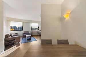 Uma área de estar em Staybridge Suites São Paulo by IHG