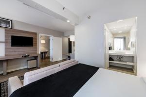 Uma TV ou centro de entretenimento em Staybridge Suites São Paulo by IHG