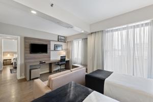 Uma TV ou centro de entretenimento em Staybridge Suites São Paulo by IHG