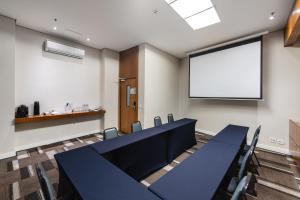 Área de negócios e/ou sala de conferências em Staybridge Suites São Paulo by IHG