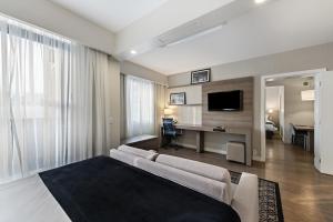 Uma TV ou centro de entretenimento em Staybridge Suites São Paulo by IHG