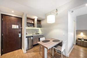 A cozinha ou cozinha compacta de Staybridge Suites São Paulo by IHG