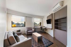 Uma área de estar em Staybridge Suites São Paulo by IHG