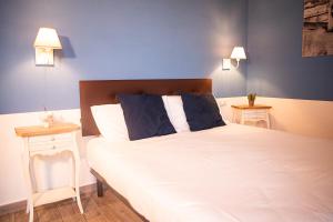 Postel nebo postele na pokoji v ubytování Demithos Rooms