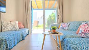 Posezení v ubytování CSS Calm Smart Superior 2BD with Private Yard
