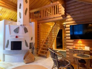 a living room with a fireplace in a log cabin at Villa Rukan Honka in Ruka